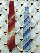 写真：右は郡上紬平織りネクタイ、左は郡上紬吉野格子ネクタイ